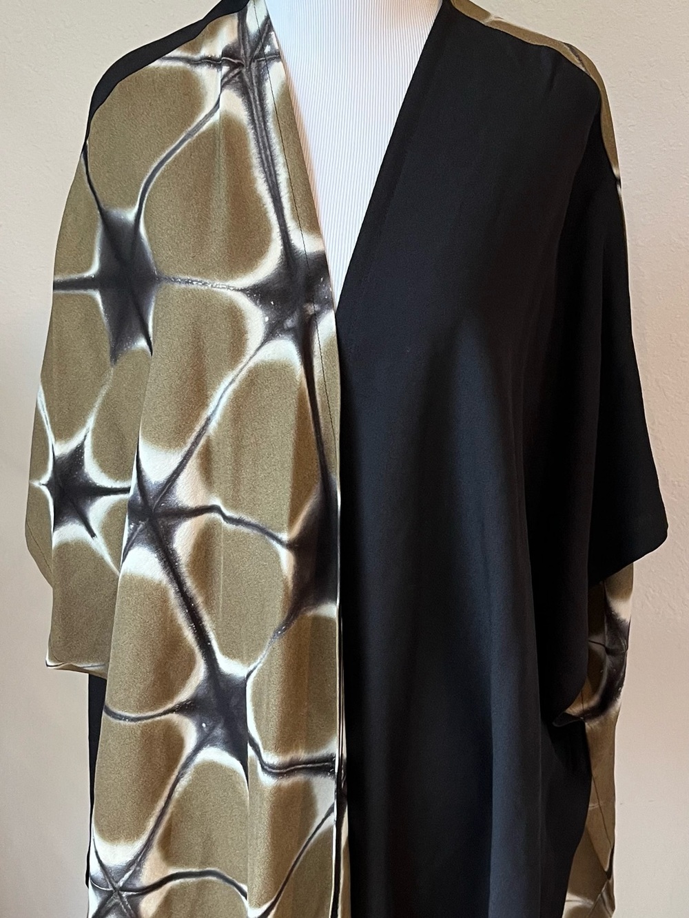 Laura Hunter Top Lagenlook Art To Wear Kimono USA One Size Abstract Silk?